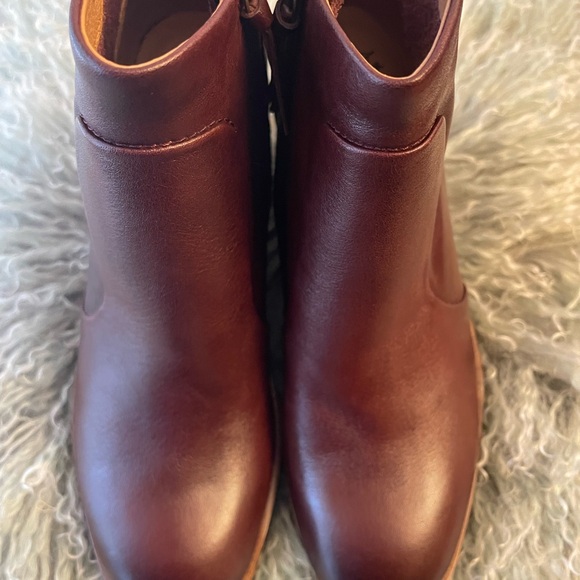 Sofft Women's Brown Ankle Boots - Picture 2 of 7
